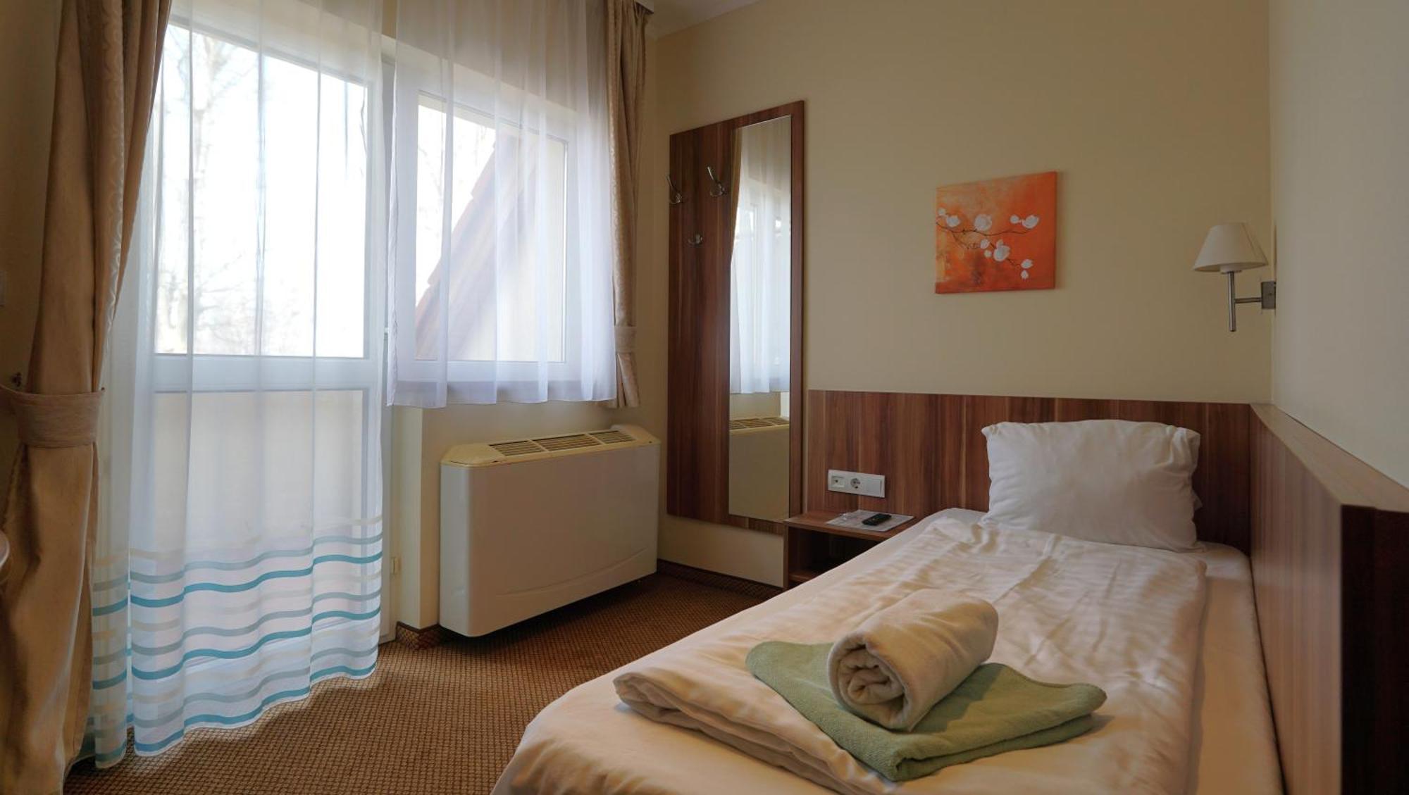 Balaton Colors Beach Hotel Siofok Room photo